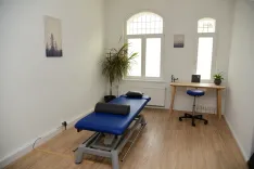 Eine Behandlungsbank steht in einem hellen Raum