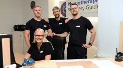 3 Physiotherapeuten und Ihre Anmeldekraft stehen hinter dem Anmeldetresen