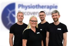 Die Physiotherapeuten Arne Schuba, Stephan Feth und Niklas Matthies sowie Frau Petersen lächeln in die Kamera