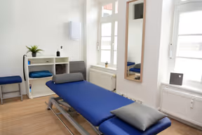 Ein Behandlungsbank, die in einem Behandlungsraum steht